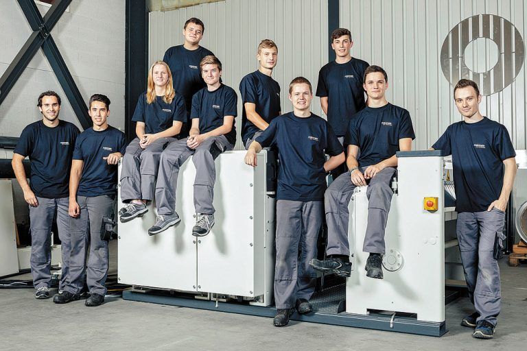 Thomas Schönwetter (l): „Es ist uns ein Anliegen, Lehrlinge nach der Lehre weiter zu fördern.“  Foto: Forstner