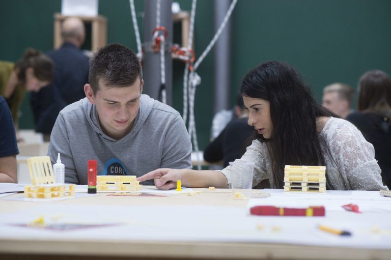 Thomas und Rosin: Gute Netzwerke sind das Um und Auf. Ohne Unterstützung von Firmen, Eltern und Freunden hätten wir viel länger gebraucht und viel mehr zeitliche und materielle Ressourcen aufwenden müssen. Nicos Vater hat die ganzen Metallarbeiten gemacht, Freunde haben Boards mitgebracht, Unternehmer, die wir kannten, haben Geld gegeben, um die fehlenden Materialien zu bezahlen.