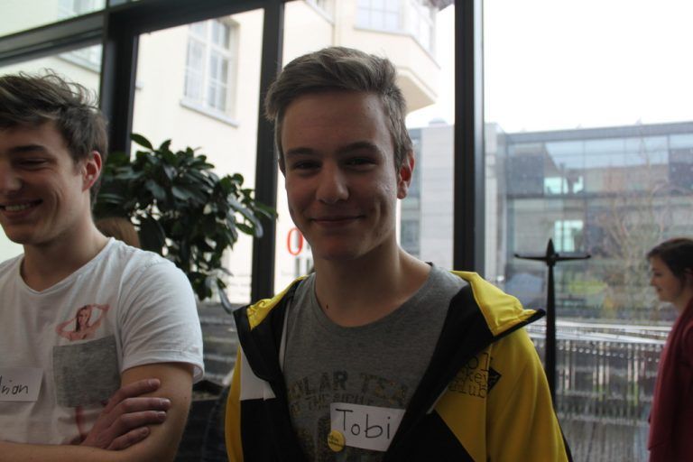Tobias Lechleitner,15 JahreAuf dieser Veranstaltung habe ich bemerkt, dass die Politiker interessiert an der Jugend sind und konkrete Antworten geben. Das Amt des Bundespräsidenten finde ich überflüssig – natürlich benötigt es jemanden, der bestimmte Entscheidungen absegnet, aber wir haben ja einen Kanzler und einen Außenminister.
