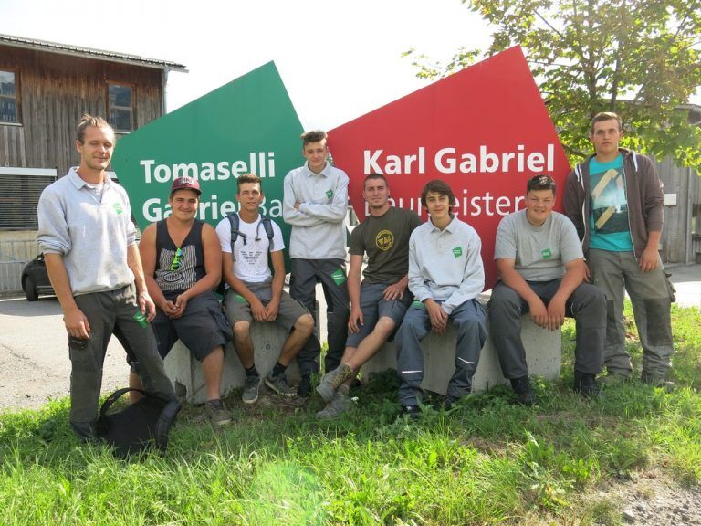 TOMASELLI GABRIEL: Neun Lehrlinge starten beim Nenzinger Unternehmen. Sieben Jugendliche entschieden sich für die Ausbildung zum Maurer, zwei für die Lehre zum Tiefbau. Neben der Ausbildung wird viel Wert auf die Soft Skills gelegt.