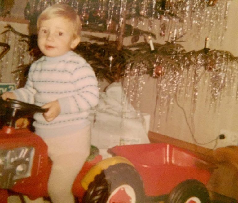 Traktor. Stolz als Dreijähriger: ein Traktor für Egger unterm Weihnachtsbaum.