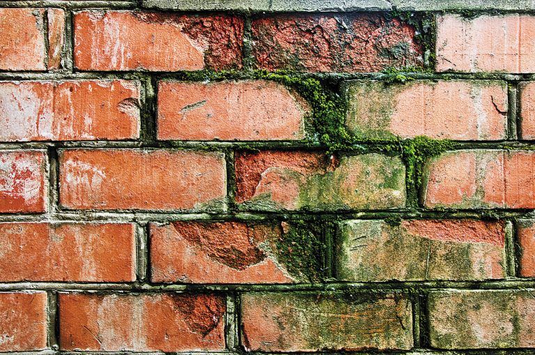Über Jahre festgesetzter Schmutz lässt sich manchmal nur mit Sandstrahlen entfernen. Foto: Shutterstock