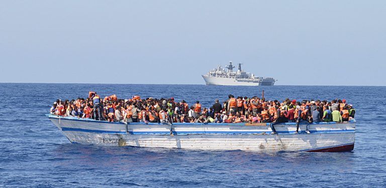 ueberladenes-fluechtlingsboot-vor-der-li-768x374.jpg