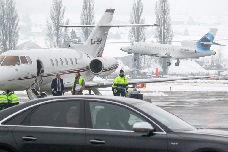 Um mit einer Limousine aufs Rollfeld fahren zu können, braucht es eine Sondergenehmigung der Grenzwacht. 