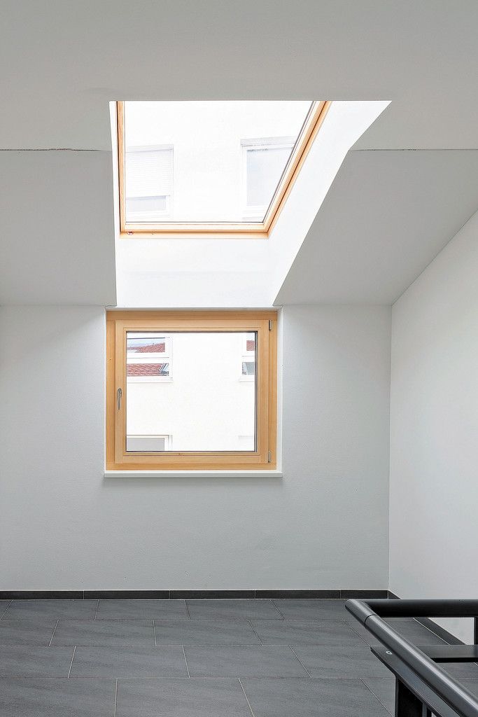 Um möglichst viel Licht in das Haus zu bringen, wurden in das neue und das alte Dach Fenster geschnitten. Wobei den Architekten wichtig war, dass bei jedem Detail klar ablesbar bleibt, was alt und was neu ist.