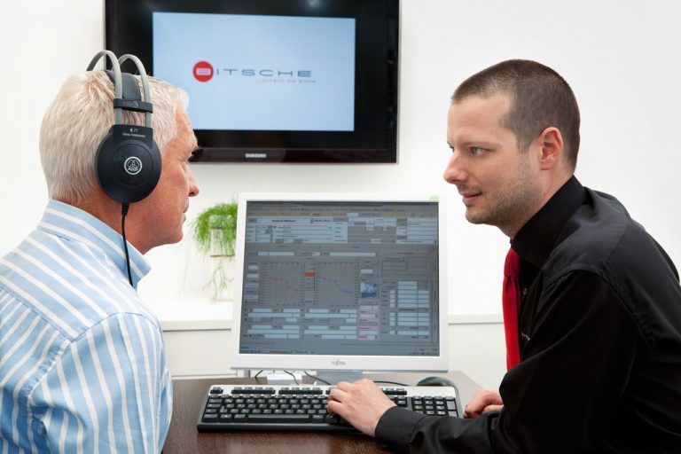 Umkämpfter Markt: Die Beratung zbei den Vorarlberger Hörgeräteakustikern ist aufwendig. Foto: VN/Archiv