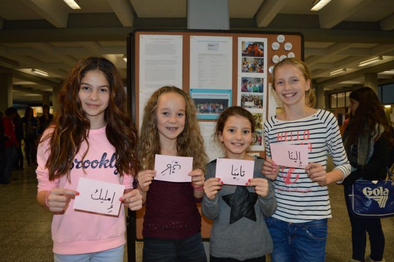 Unser Name auf Arabisch: Emlik, Katharina, Timea und Elina.