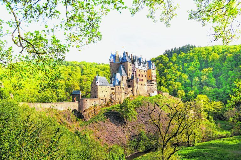Unweit der Mosel befindet sich die wunderschöne und super erhaltene Burg Eltz. Fotos: Shutterstock (6)