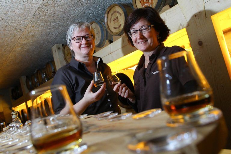 Ursula und Ulrike Broger (l.) überzeugen mit ihrem Whisky die amerikanische Fachpresse.  Foto: VN/Hofmeister