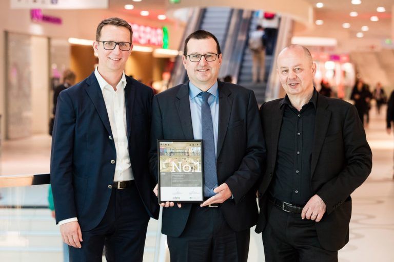 V. l.: Hannes Lindner (Standort + Markt), Messepark-GF Burkhard Dünser sowie Dr. Joachim Will (ecostra) bei der Urkundenübergabe. Foto: Fritz