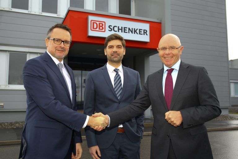 V. l.: Neuer DB-Schenker-Röthis-Chef Thomas Radauer, Vorstand Helmut Schweighofer und Radauer-Vorgänger Manfred Zaletel.  VN/Hofmeister