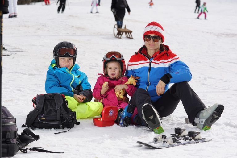 Valentin und Paula legten mit Mama Daniela eine Mittagspause ein, während Papa noch ein paar Skirunden drehte. Fotos: ludwig berchtold