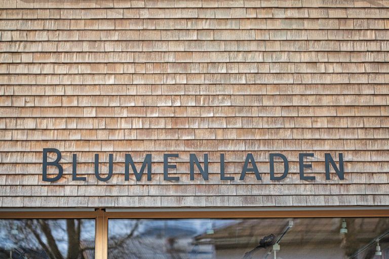 Vergrauen Die pro Geschoß leicht ausschwingenden Fassaden des Haus B sind mit dem Holz der Weißtanne verschindelt und beginnen bereits poetisch zu vergrauen. Das Erdgeschoß ist dagegen durch seine raumhohe Verglasung einladend offen.