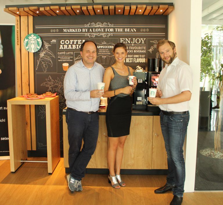 VN-Chefredakteur Gerold Riedmann, Dorina Szentesi und Projektleiter Cornelius Sohm genießen den ersten Starbucks-Kaffee Vorarlbergs. PES