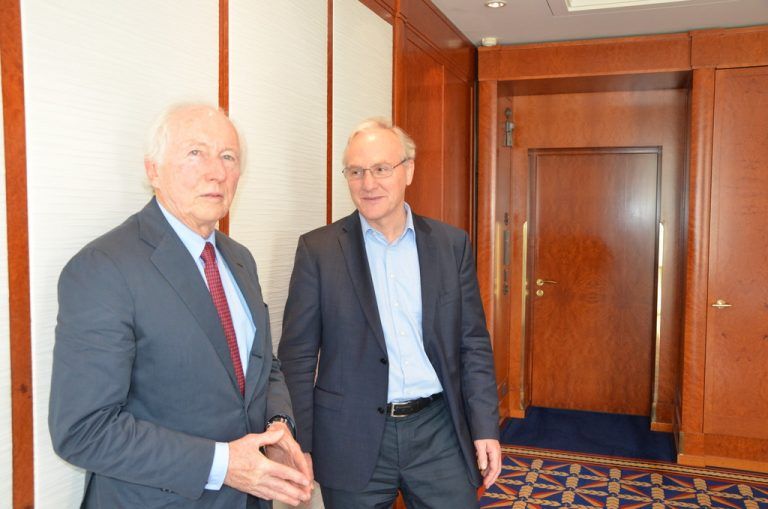 VN-Gespräch in Zürich mit Zumtobel-Aufsichtsratschef Jürg Zumtobel (l.) und Wirtschaftswissenschaftler Ernst Fehr. Foto: VN/Scalet
