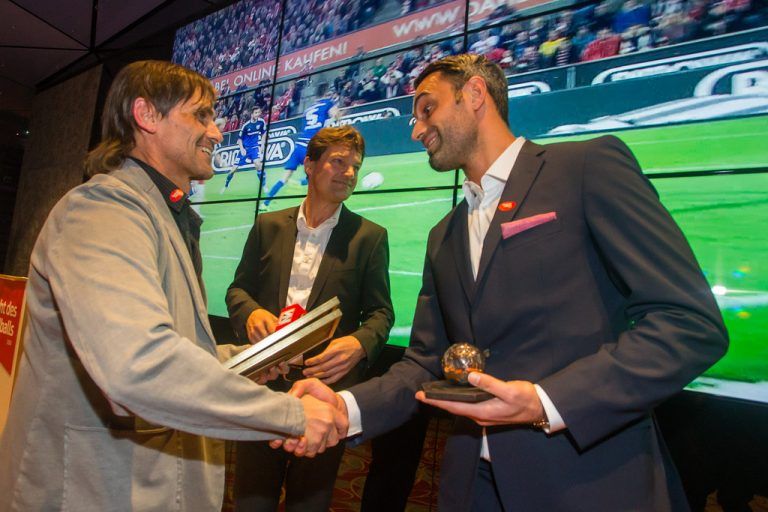 VN-Sportchef Christian Adam (l.) und Heinz Huber gratulierten Ramazan Özcan zum Sieg. Foto: Steurer