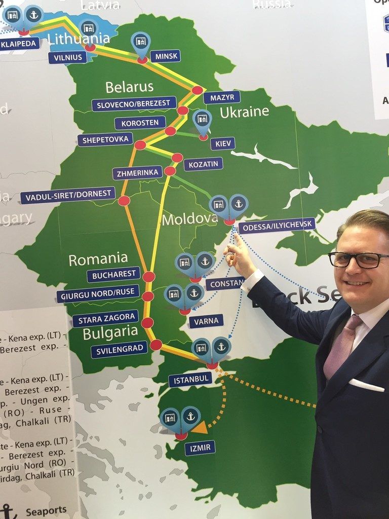 Vojislav Jevtic, GW, zeigt die Route der litauischen Staatsbahn.