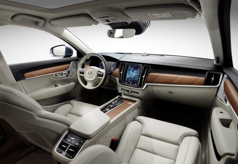 Volvo steigt mit dem S90 in die Oberklasse ein. Das neue Flaggschiff soll im Sommer auf den Markt kommen. Fotos: werk