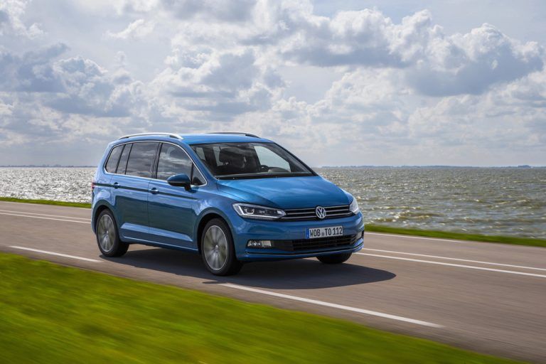 VW Touran: Er wurde im Vorjahr von der Plattform über die Motoren bis zur Assistenz- und Sicherheitstechnik erneuert.
