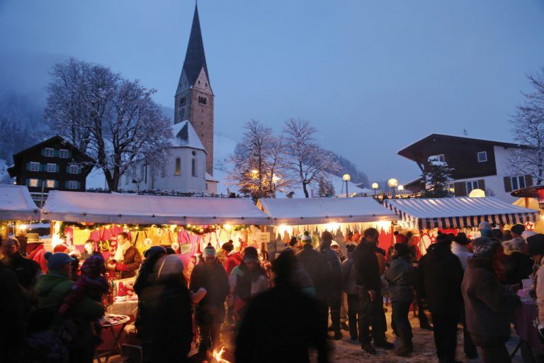 WeihnachtsmarktGeschmückte Buden, besinnliche Musik und Leckereien: Das alles bietet der Kleinwalsertaler Weihnachtsmarkt, der in diesem Jahr am 5. Dezember in Mittelberg stattfindet.