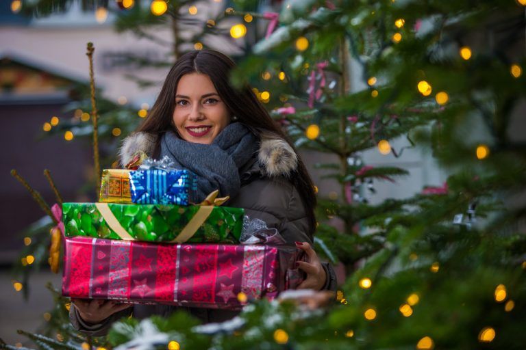 Weihnachtsshopping: Konstantina aus Wolfurt wurde in der Dornbirner Innenstadt fündig.  Foto: VN/Steurer