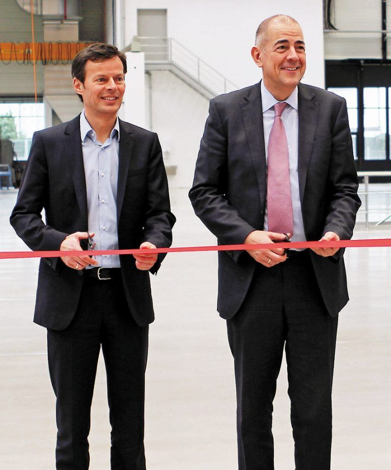 Werkseröffnung 2014: Nun hat Produktionschef Thomas Bischof (l.)Zumtobel-CEO Ulrich Schumacher die Gefolgschaft aufgekündigt.