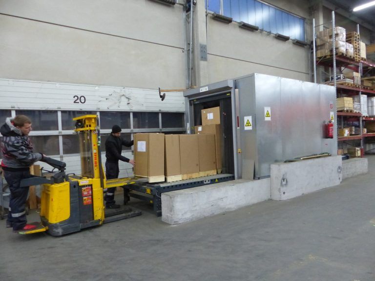 Wie auf jedem Flughafen der Welt wird die Ware  durchleuchtet, bevor es auf die Reise geht.