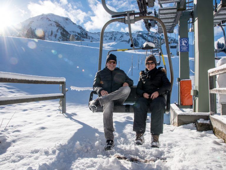 Wie gerne würden Wolfgang Peisser und Patricia Pfleger Ski fahren. Aber das geht leider nicht. Fotos: Oliver Lerch