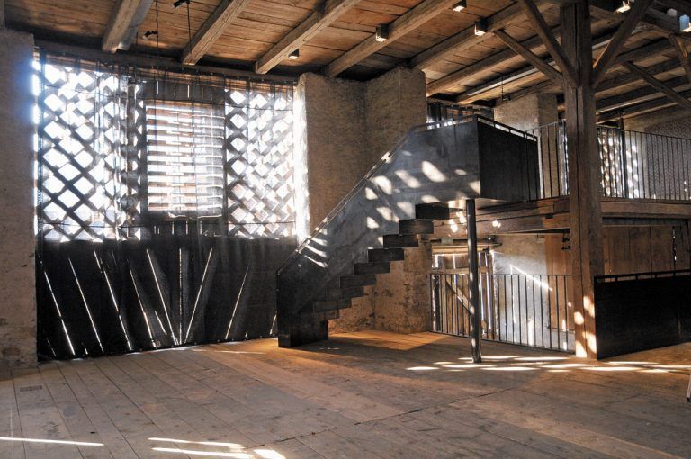 Wie Möbel setzte Architekt Hansjörg Thum zwei Treppenanlagen und einen Steg in den Raum, Einbauten wurden entfernt, die Scheune baulich „aufgeräumt“. Lange Dielen aus Weißtanne beruhigen den Raum.
