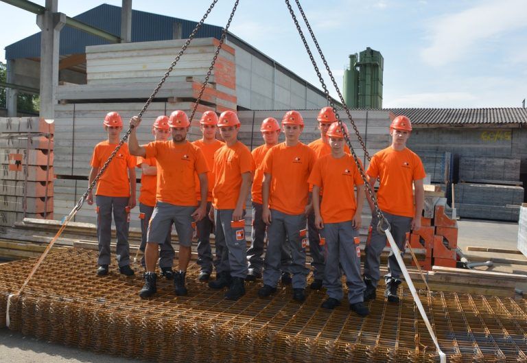 WILHELM&MAYER: Mit den elf neuen Lehrlingen sind derzeit 28 Lehrlinge beim Götzner Bauunternehmen beschäftigt. Sie teilen sich auf die Lehrberufe Maurer, Tiefbauer, Baumaschinentechniker und Straßenerhaltungsfachmann auf.