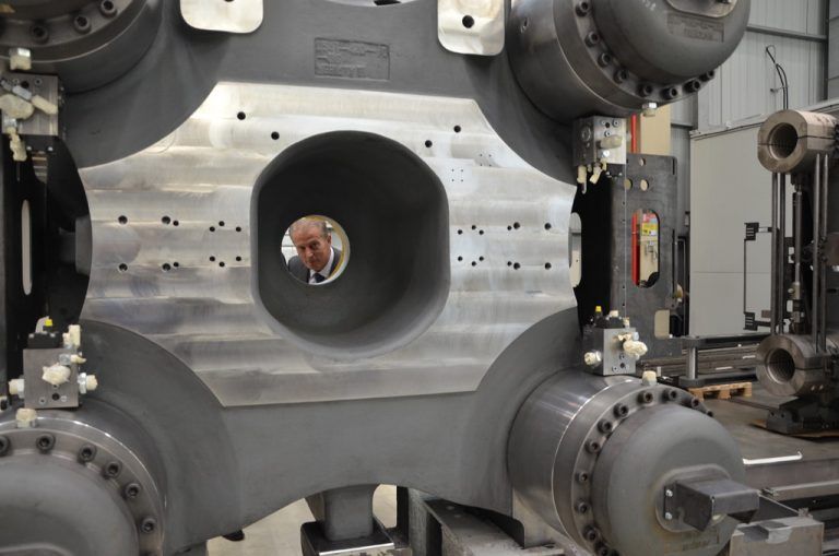 Wirtschaftsminister Mitterlehner hörte genau zu, was die Firmen brauchen: weniger Bürokratie, weniger Belastungen und mehr Forschung.