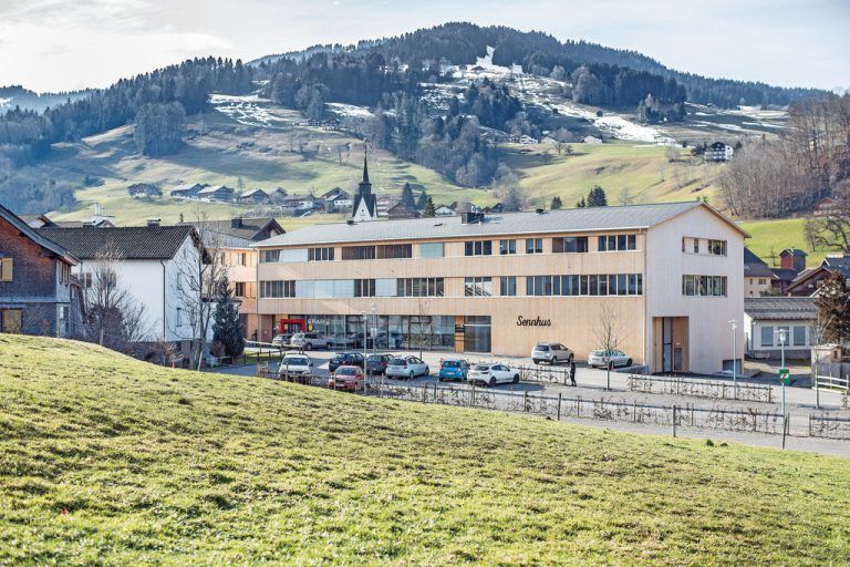 Wirtschaftstrakt Um die Maßstäblichkeit der inner-dörflichen architektonischen Struktur von Schwarzenberg nicht zu sprengen, besteht das neue Sennhus aus zwei Teilen. Wobei das große Haus A fast wie der Schopf der alten Bauernhäuser daherkommt.