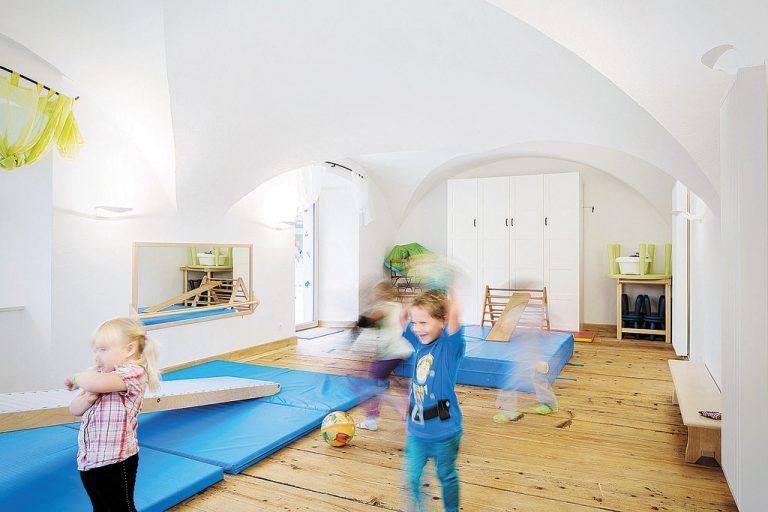 Wo früher gegessen und getrunken wurde, spielen heute Kinder zwischen ein und vier Jahren unter stimmungsvollen Gewölben und auf dem schönen alten Riemenboden, der aus einem Saal im ersten Geschoß übertragen wurde.