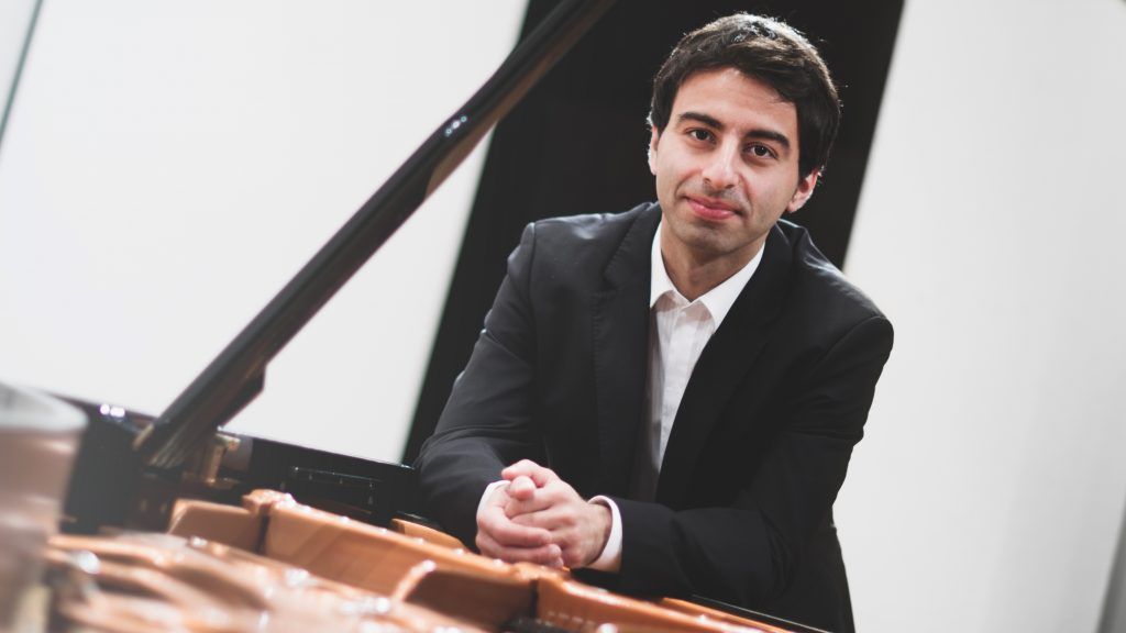 "Arbeit und Freizeit fließen bei mir ineinander" - Der Pianist Yunus Kaya im VN-Interview