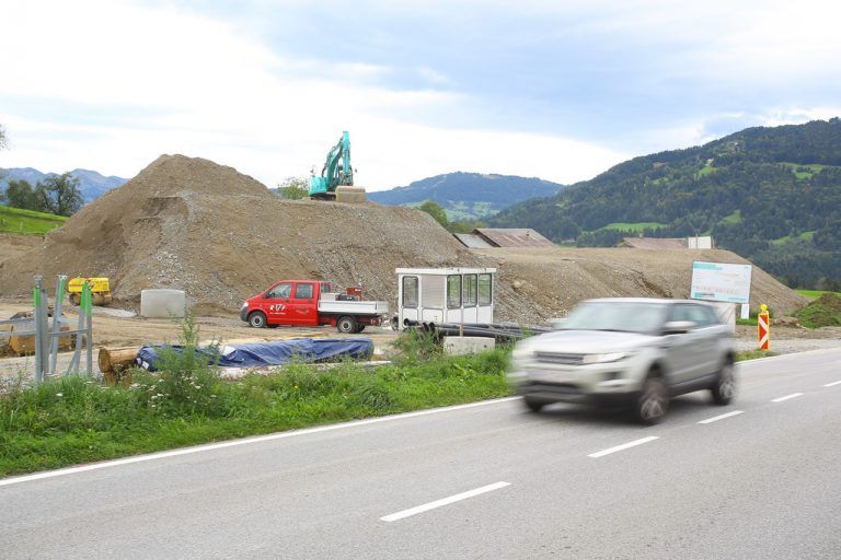 Wohin mit dem Aushubmaterial bei der Baustelle Meusburger in Lingen­au? Die Firma Rüf muss eine Lösung finden. Foto: VN/HOfmeister