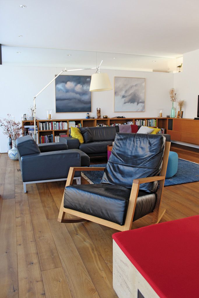 Wohnraum mit Büchern und Kunst. Letztere stammt aus der Hand der Bauherrin.