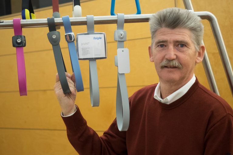 Wolfgang Faigle mit Faigle-Griffen, die in U-Bahnen und Bussen weltweit Halt geben. FOTOS: TM-HECHENBERGER, FAIGLE