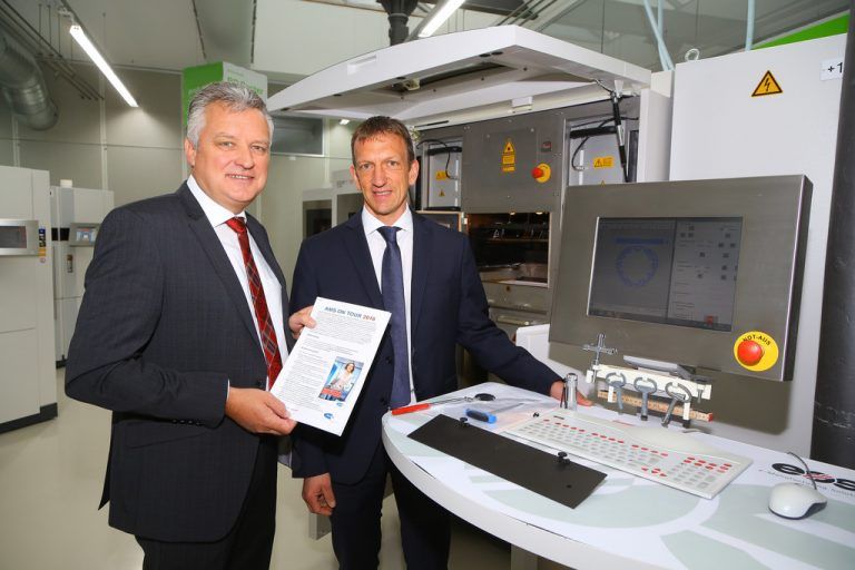 Wolfgang Humml (l., Geschäftsführer 1zu1 Prototypen) und Bernhard Bereuter (stv. AMS-Chef). VN/Hofmeister