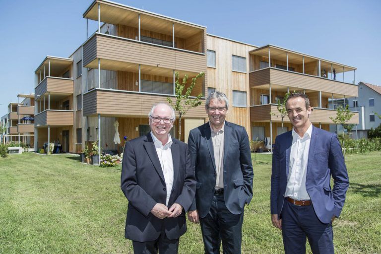 Wolfgang Rümmele, Karlheinz Rüdisser und Hans-Peter Lorenz vor der Wohnanlage in Höchst. Foto: vogewosi