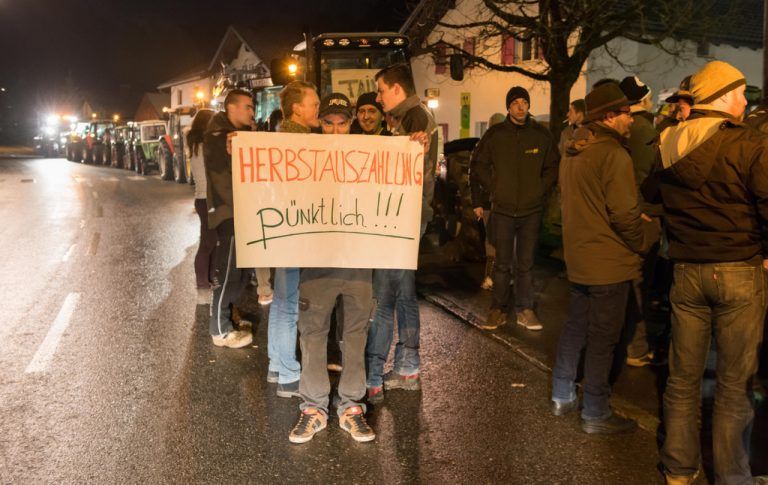 Zahlreich waren die Landwirte dem Aufruf zur abendlichen Versammlung gefolgt. Foto: dietmar stiplovsek