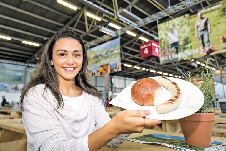 Zahlreiche Vorteile – darunter die vergünstigte Ländle-Kalbsbratwurst – erwarten VN-Abonnenten bei der diesjährigen SCHAU!. Foto: vn