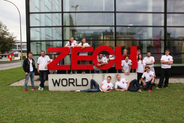 ZECH: 20 neue Lehrlinge starteten in den fünf Standorten der Zech-Gruppe. Das Ausbildungsangebot umfasst fünf Lehrberufe, nämlich Tischler, Tischlertechnik, Bautechnischer Zeichner, Sonnenschutztechniker und Bürokauffrau/-mann.Jungen Menschen nicht nur einen Arbeitsplatz zu geben, sondern sie fachlich und persönlich optimal auf ihre Zukunft vorzubereiten, ist die verantwortungsvolle Aufgabe der Ausbildner und Führungskräfte. Foto: zech