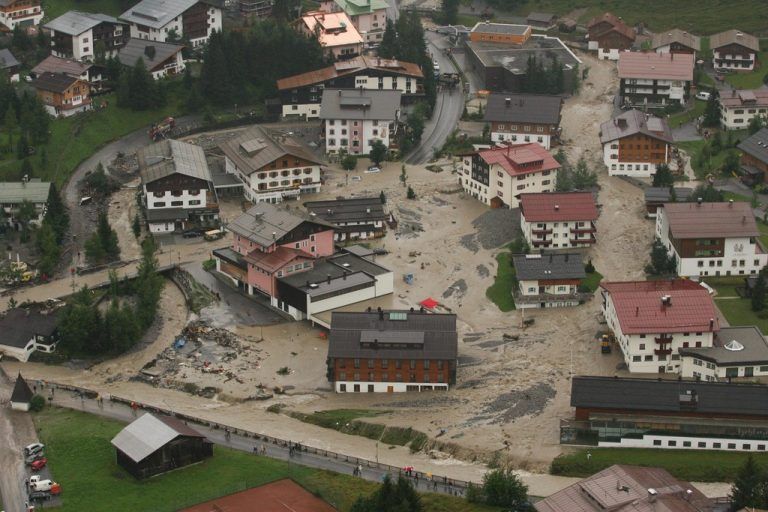 Zerstörung. Die Spur der Verwüstung zog sich durchs ganze Land. Am Tag nach der Flut zeigten Luftbilder das Ausmaß der Zerstörung – wie etwa in Lech.