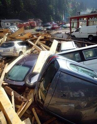 Zerstörung in AuEin Werk der Zerstörung hinterließ die Bregenzerach im Gewerbegebiet von Au. Stark betroffen wurde das Autohaus Natter. Dort sorgten die Fluten für einen Totalschaden bei sämtlichen Fahrzeugen. Einige Autos wurden von der Ach sogar mitgerissen und strandeten erst mehrere Kilometer flussabwärts. Niemals vergisst Walter Natter den Horror der Flut-Nacht.