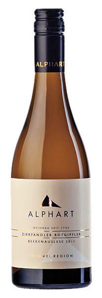 Zierfandler Rotgipfler Beerenauslese 2011, Weingut Alphart, Traiskirchen, ThermenregionDas Weingut Alphart ist für seine regionstypischen Weine bekannt. Auf 25 Hektar Rebfläche werden neben den Burgundersorten die beiden Weißweinrebsorten Zierfandler und Rotgipfler angebaut. Zu den Spezialitäten des Weingutes zählen Auslesen und Beerenauslesen aus diesen autochthonen Rebsorten; eine interessante Alternative zu den klassischen Beerenauslesen aus dem Burgenland. Der Wein präsentiert sich mit einem kräftigen Goldgelb, einer ausgeprägten Aromatik nach tropischen Früchten wie Litschi, Banane und Mango, einem harmonischen Süße- und Säure-Spiel am Gaumen, einer cremigen Textur und einem anhaltenden Abgang.Gesehen bei: Amann Summer Rieder 16,20 Euro (0,5 l)