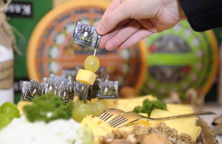 Zillertaler Bauern käsen für Sulzberger Käserebellen. Stiplovsek