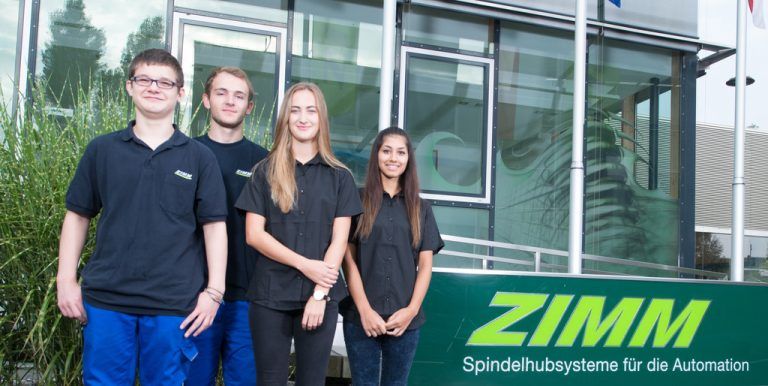 ZIMM: Vier neue Lehrlinge haben beim Hubgetriebe- und Antriebstechnik-Spezialisten in Lustenau ihre Ausbildung begonnen. Insgesamt werden 15 Jugendliche in sechs Berufen ausgebildet (Bürokaufmann, Finanz- und Rechnungswesen-Assistent, Konstrukteur - Maschinenbautechnik, Metalltechnik | Maschinenbautechnik, Metalltechnik | Zerspanungstechnik und Metallbearbeitung).