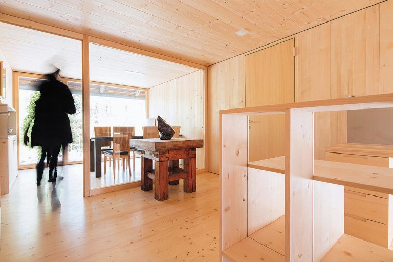 Zimmer mit Aussicht: Vom Besprechungsraum aus kann man sowohl zum Elternhaus als auch auf die Rückseite des Gartens blicken, wo viele Steine gelagert werden.