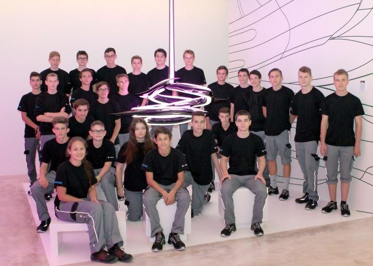 ZUMTOBEL: 28 Jugendliche starteten ihre Ausbildung in Dornbirn. Dort bildet die Zumtobel Group als größter privater Arbeitgeber der Stadt in den Berufsfeldern Elektrotechnik, Elektronik, Metalltechnik, Kunststofftechnik, Mechatronik, Prozesstechnik, IT-Technik und Mediendesign derzeit 95 Lehrlinge aus. Die Neuankömmlinge hatten die Möglichkeit, das Unternehmen im Rahmen eines zweitägigen Seminars im Bildungshaus St. Arbogast in Götzis besser kennenzulernen.