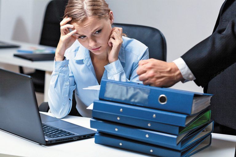 Zwei Drittel aller berufstätigen Frauen glauben, im Job nicht die gleichen Chancen wie Männer zu haben.